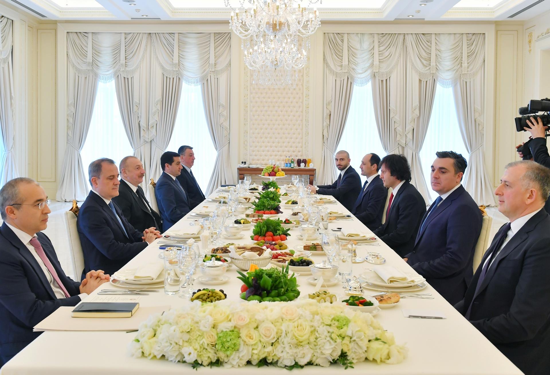 Prezident Ilham Eliyevin Irakli Kobaxidze ile genis terkibde gorusu kecirilib - YENILENIB